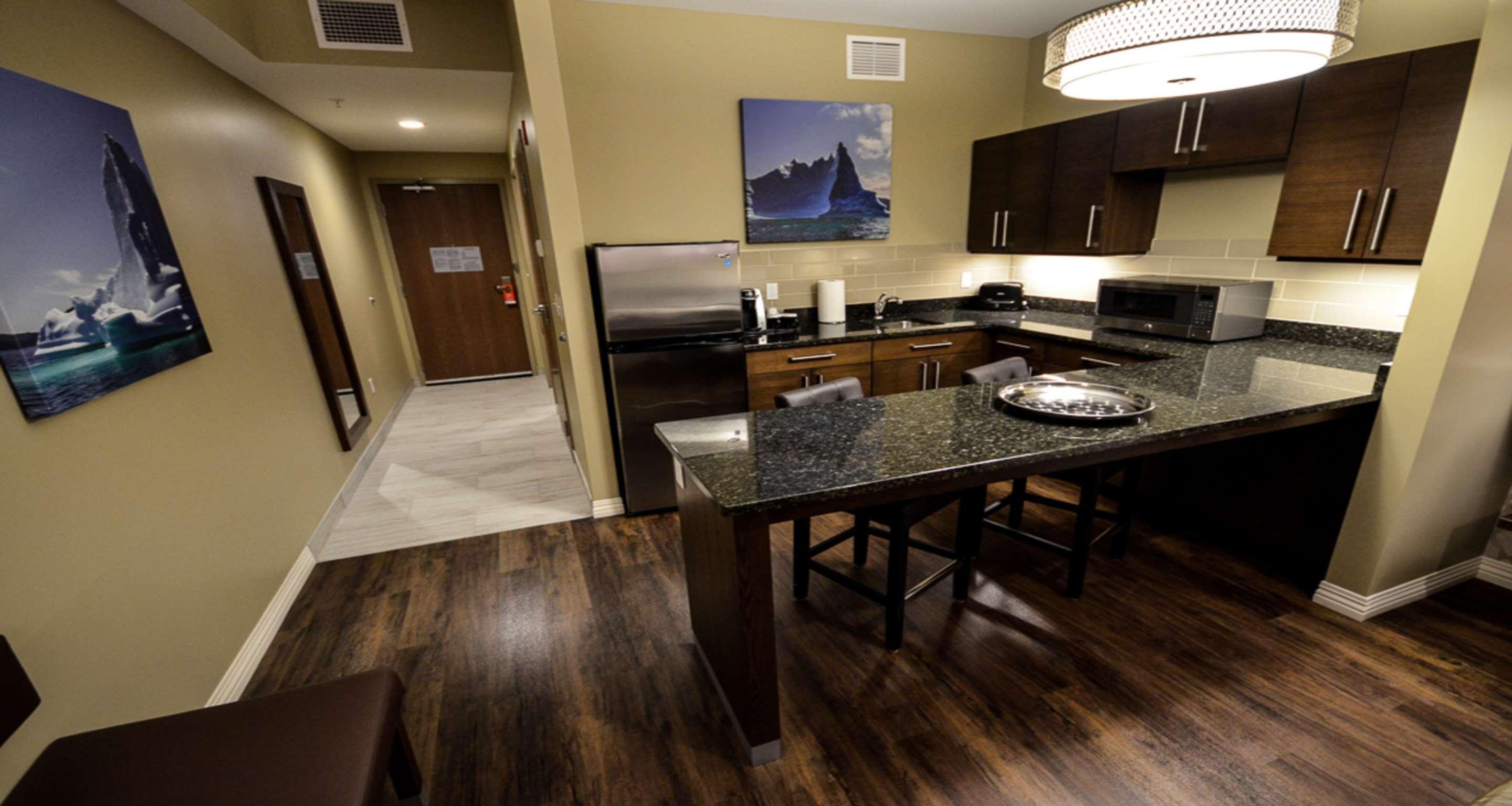 Best Western Plus St. John'S Airport Hotel And Suites Екстер'єр фото